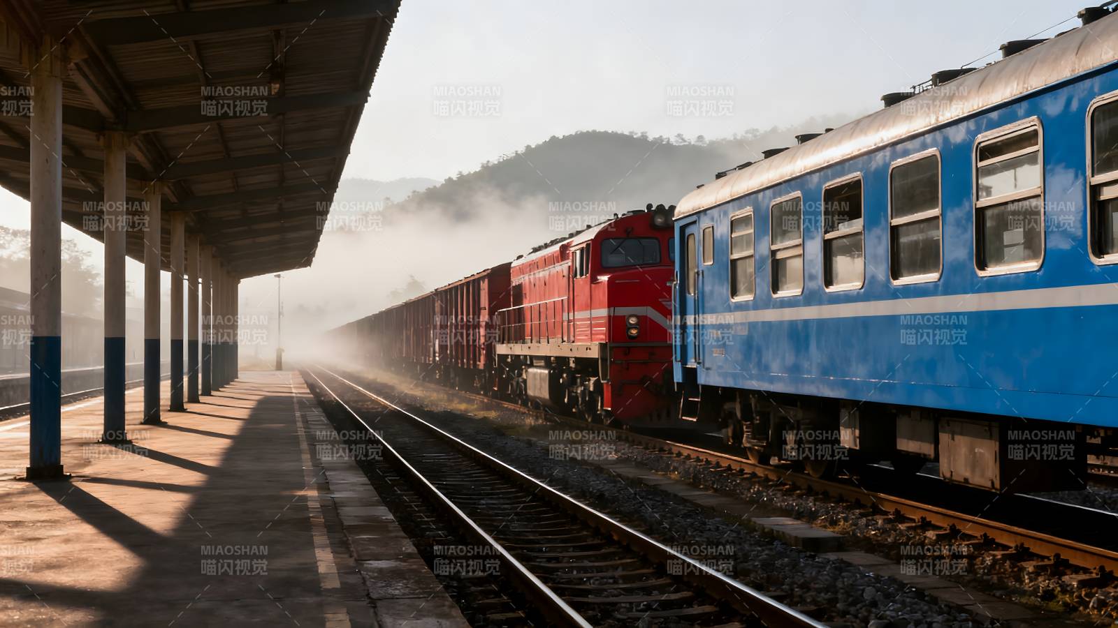 晨雾中的列车站台图片
