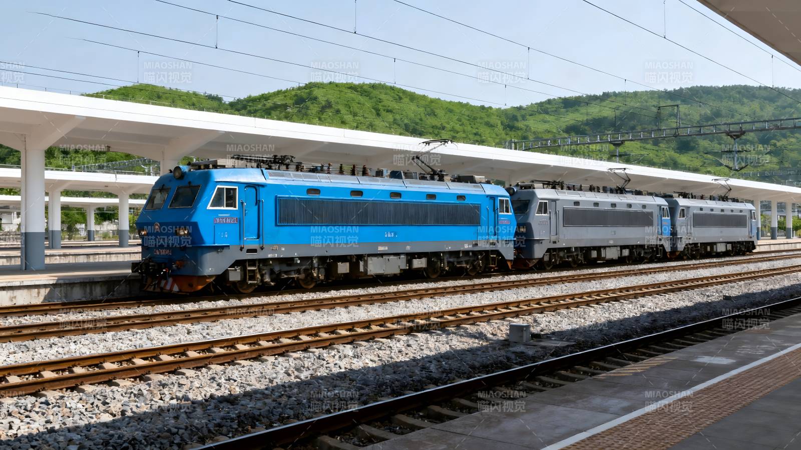 蓝色火车停靠站台图片