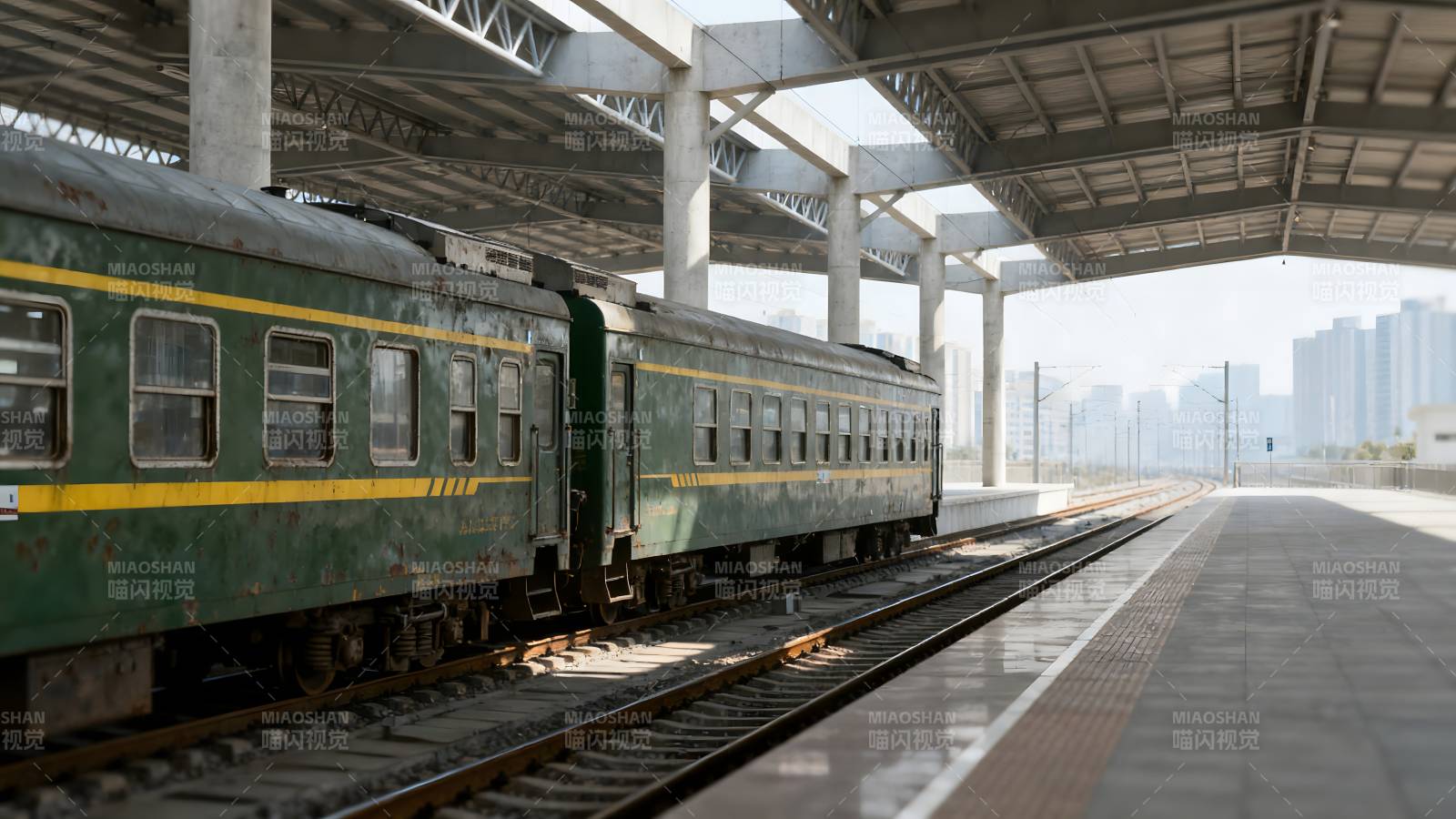 绿皮火车停靠站台图片