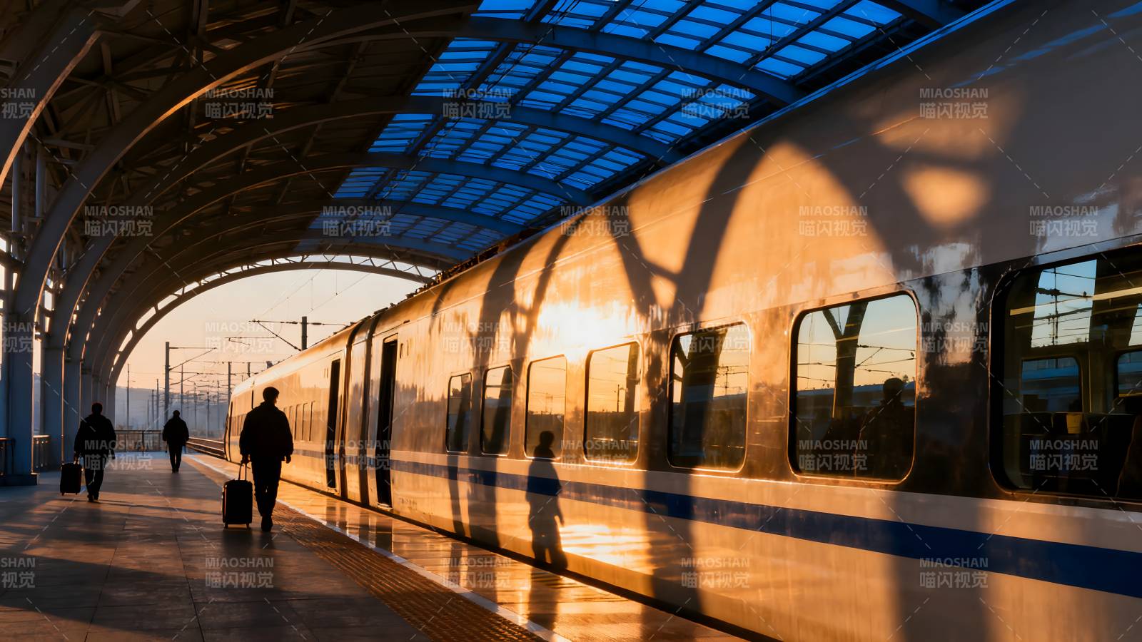 晨光中的站台列车图片