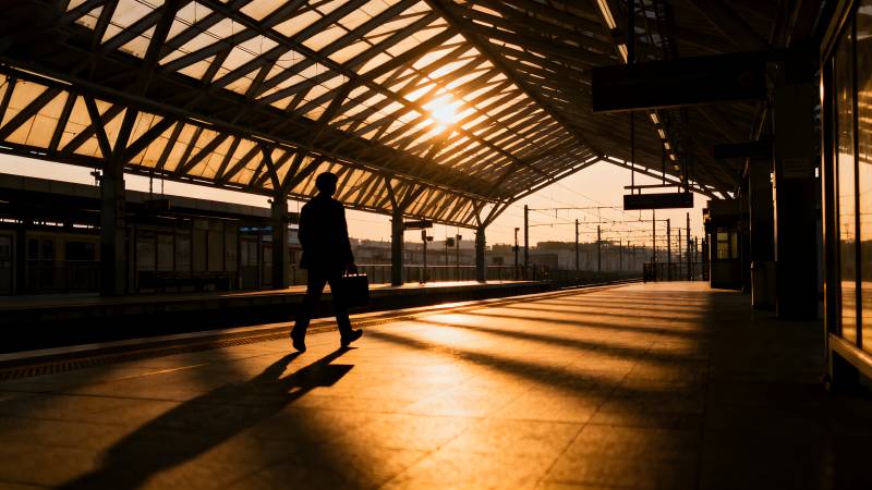 站台夕阳剪影图片