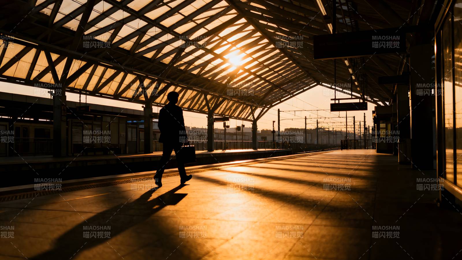 站台夕阳剪影图片