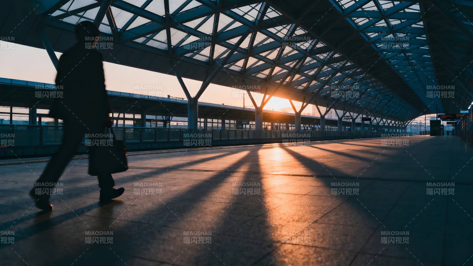 夕阳下的车站剪影图片