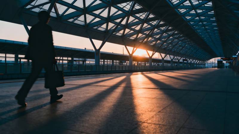 夕阳下的车站剪影图片
