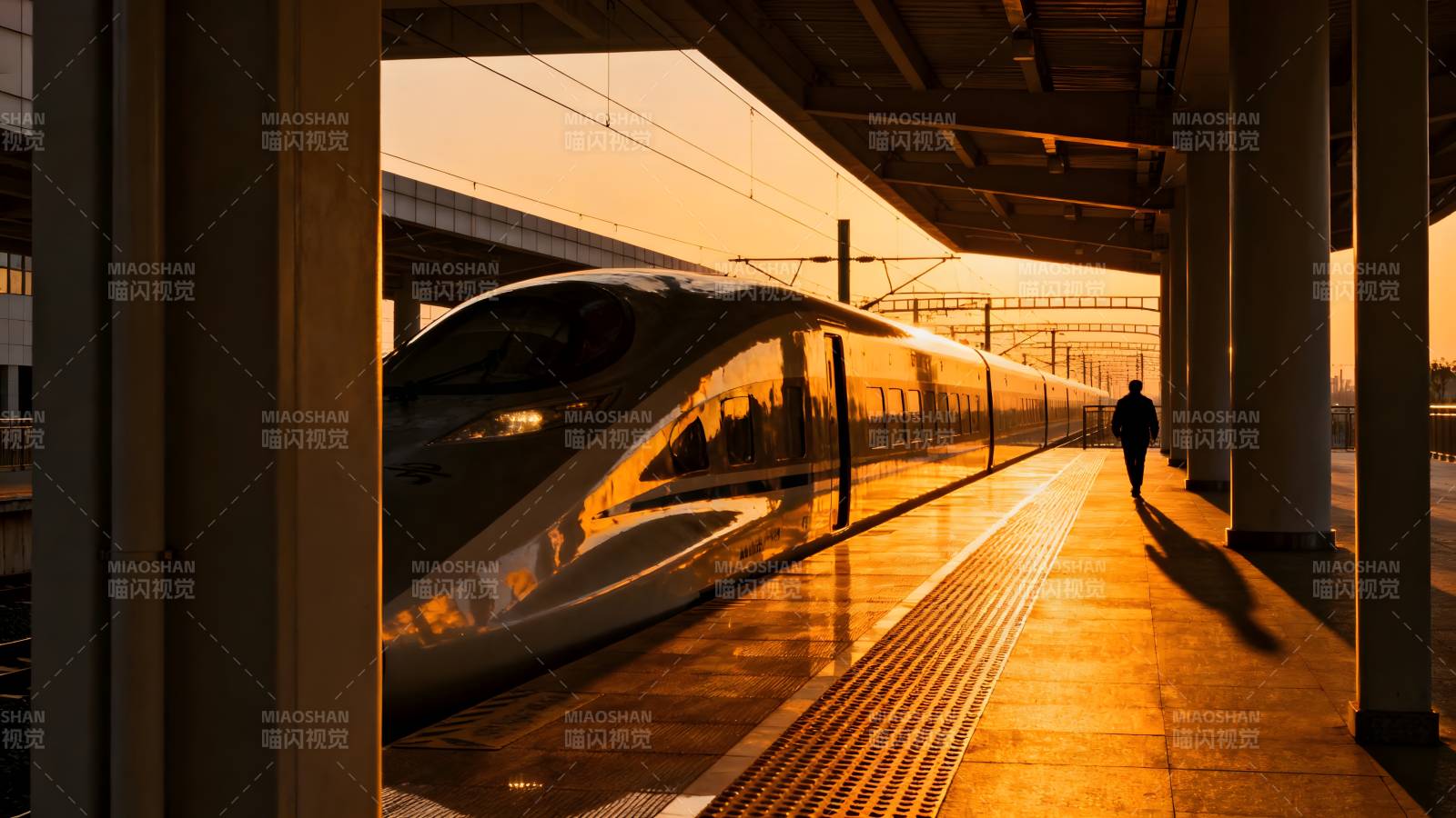 夕阳下的高铁站图片