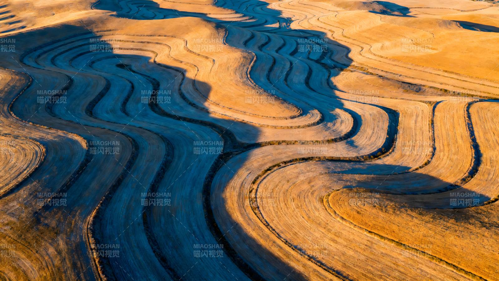 大地的波浪图片