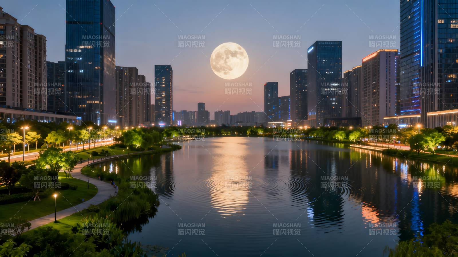 月照城市湖景图片