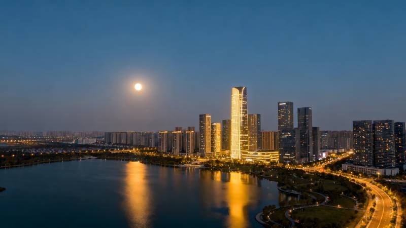 月照城市夜景图片