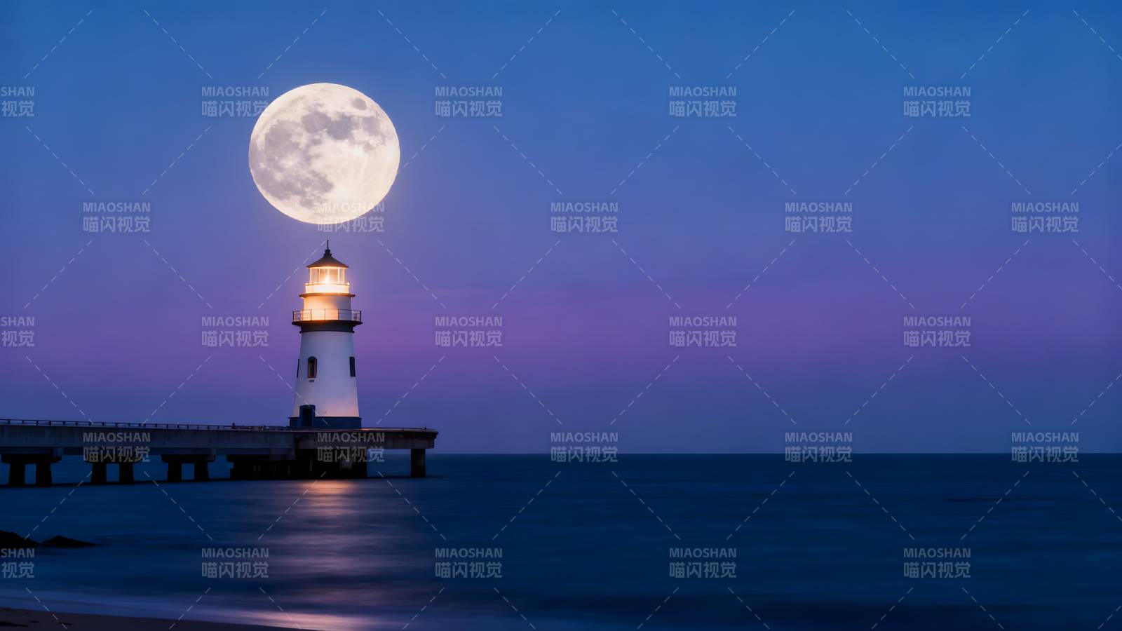 月照灯塔夜景图片