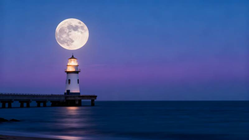 月照灯塔夜景图片