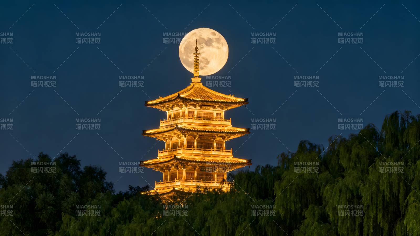 月照古塔夜景图片