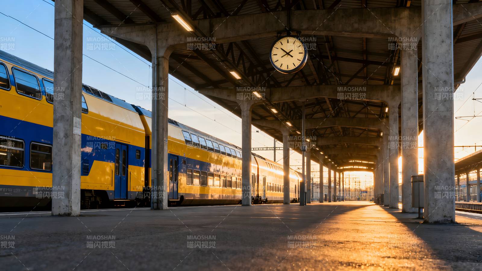 车站晨光中的列车图片