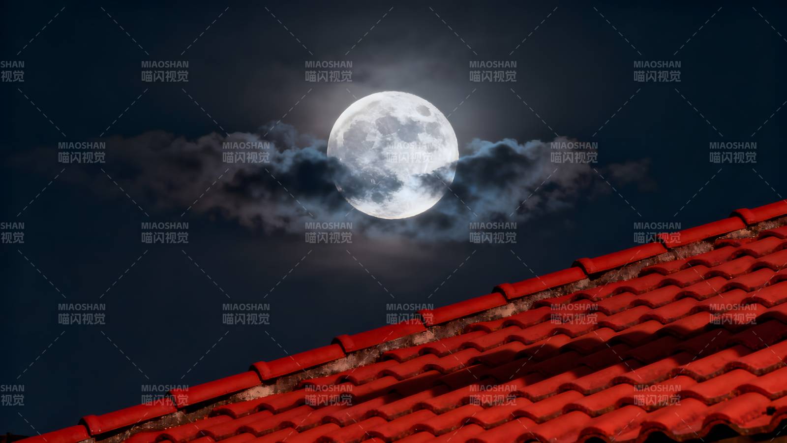 月照红瓦夜图片