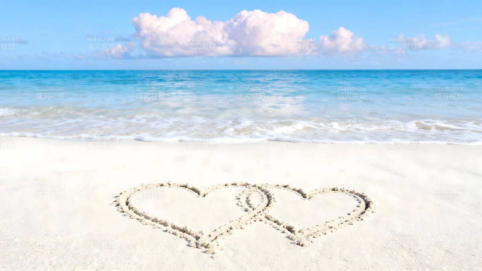沙滩上的双心图片