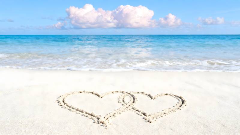 沙滩上的双心图片