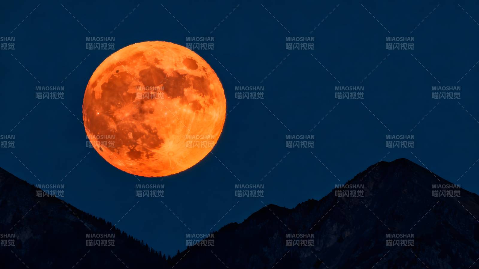 橙月悬山巅图片