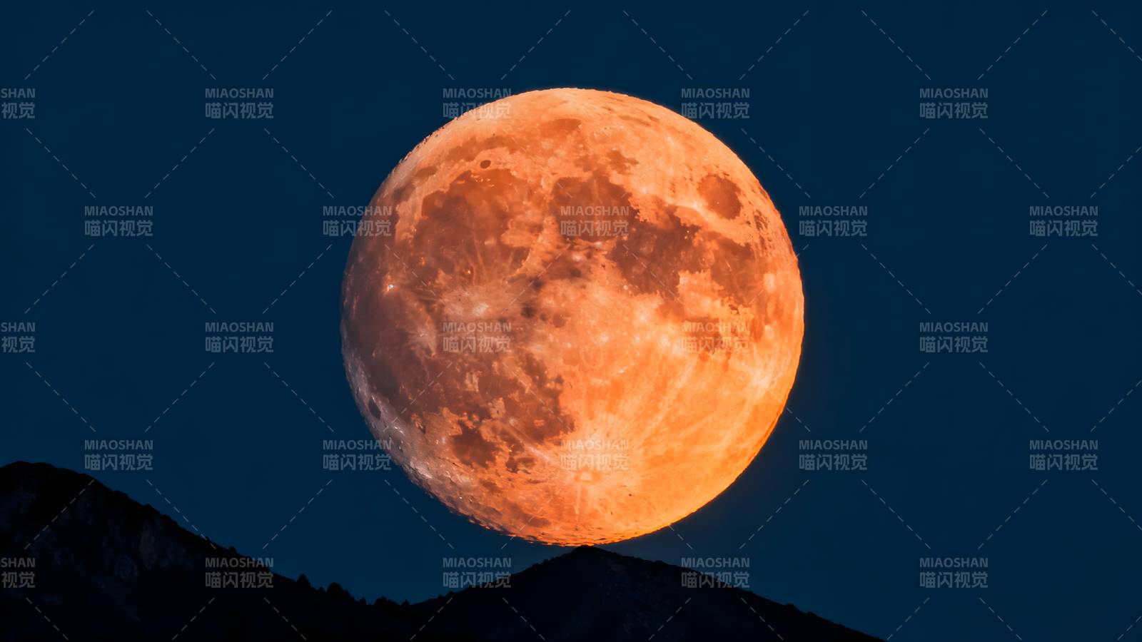 橙月升山巅图片