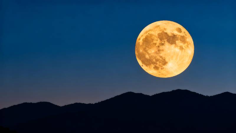 明月高悬山巅图片