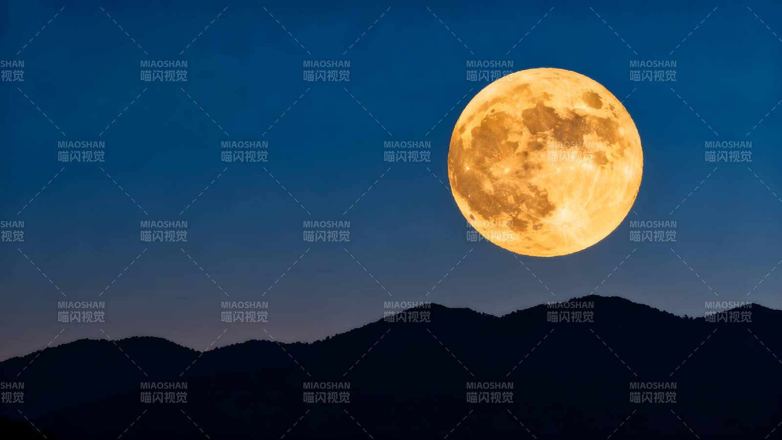 明月高悬山巅图片