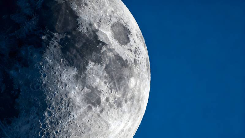 月球近景特写图片