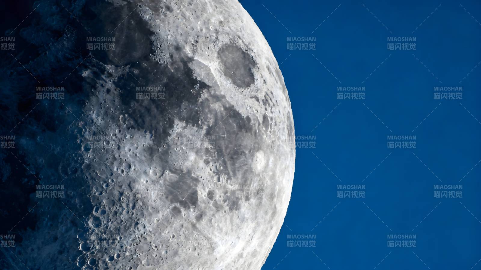 月球近景特写图片