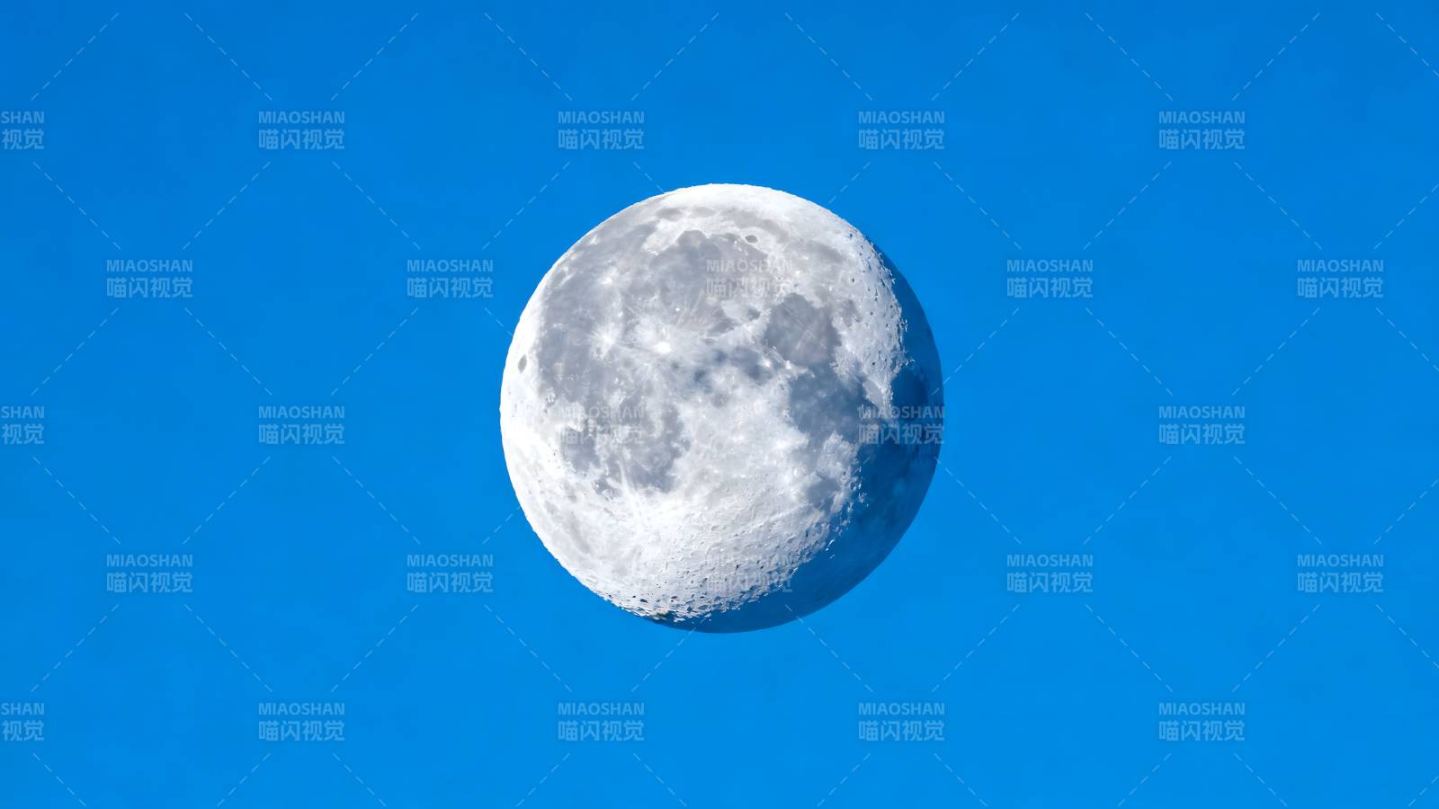 明月高悬夜空图片