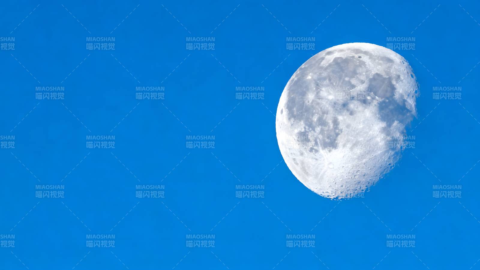 蓝空中的明月图片