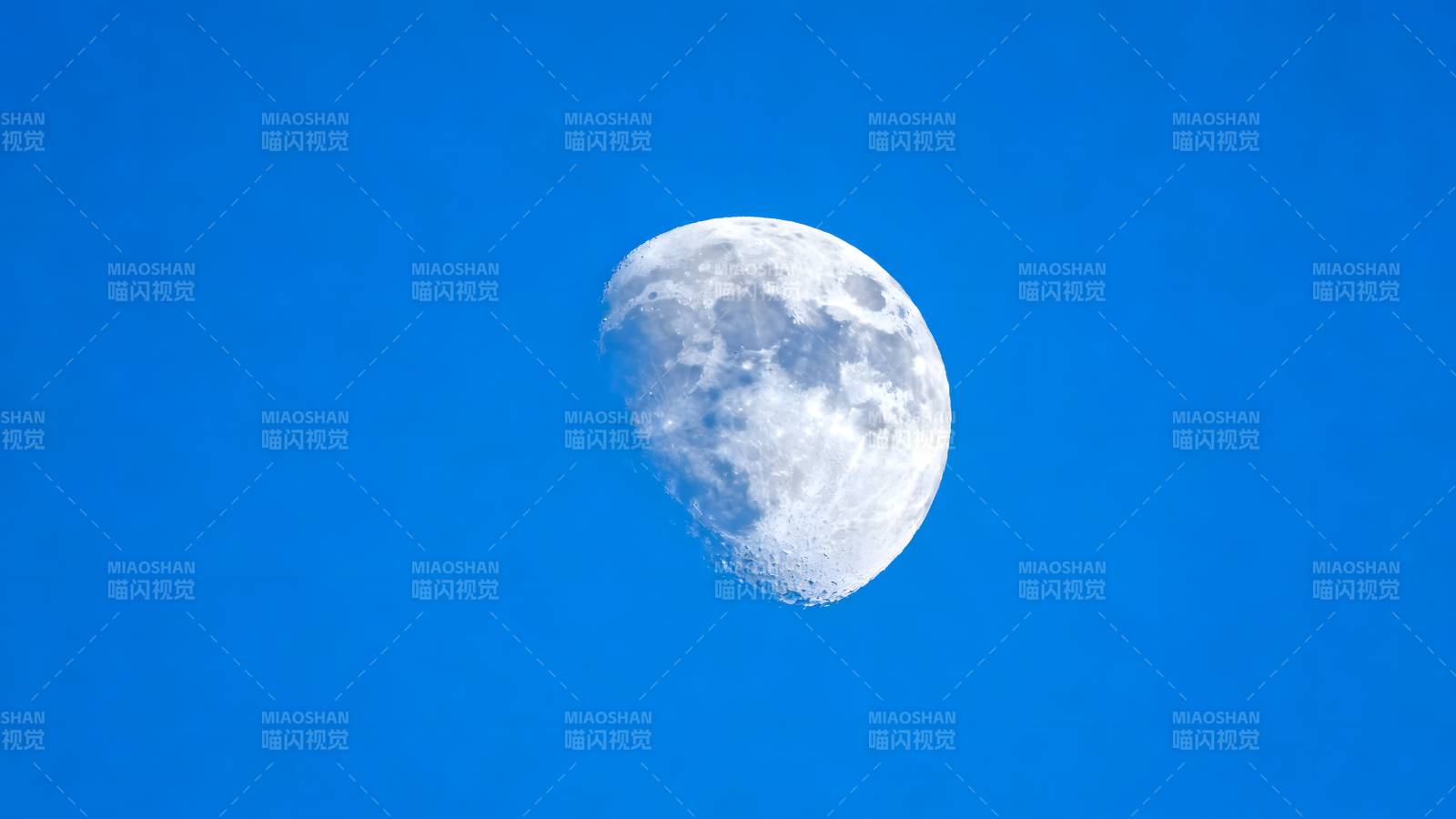 明月高悬蓝天图片