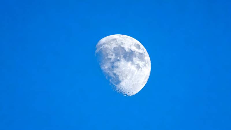 明月高悬蓝天图片