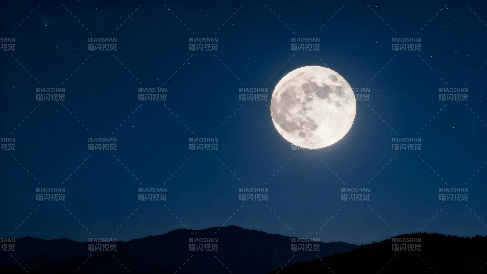 明月高悬夜空图片