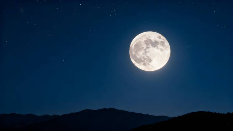 明月高悬夜空图片