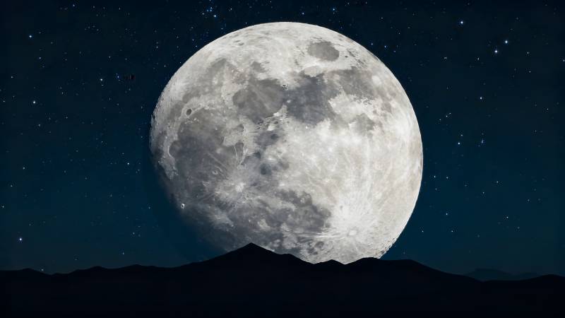 明月高悬夜空图片