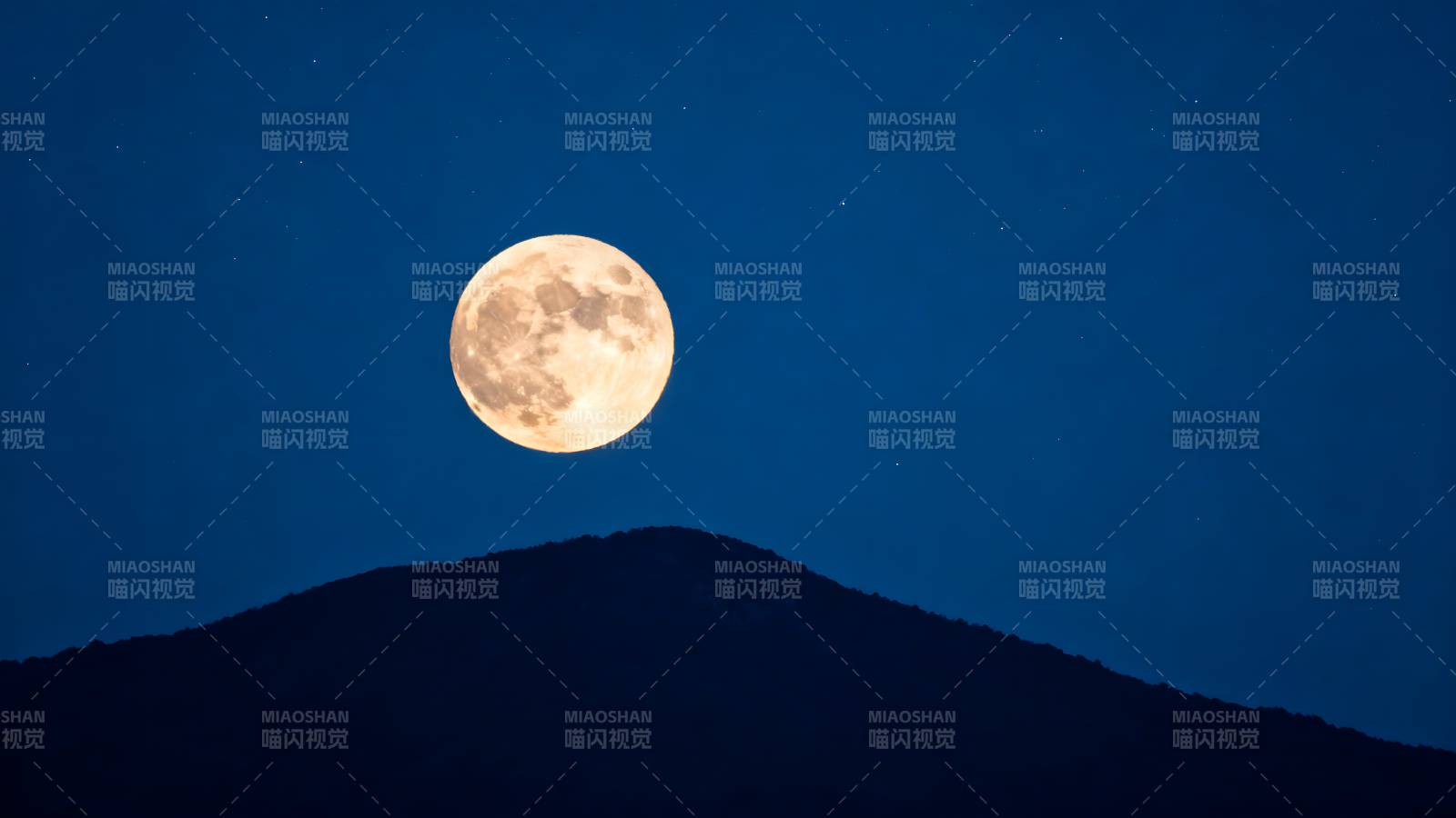 明月高悬山巅图片