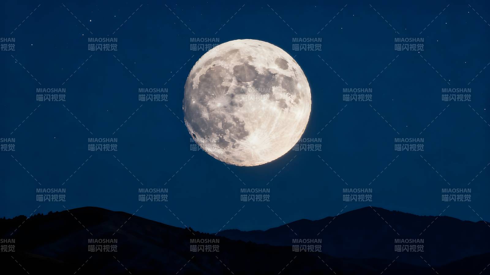 明月高悬夜空图片