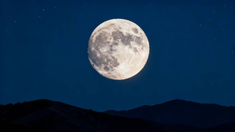 明月高悬夜空图片