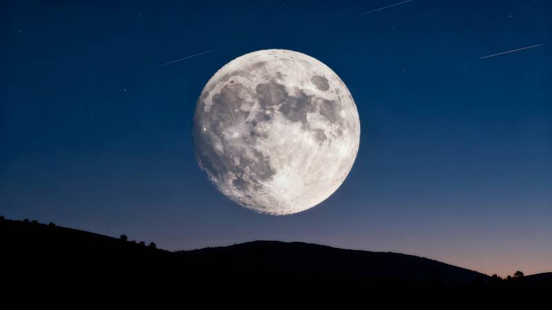 明月高悬夜空图片