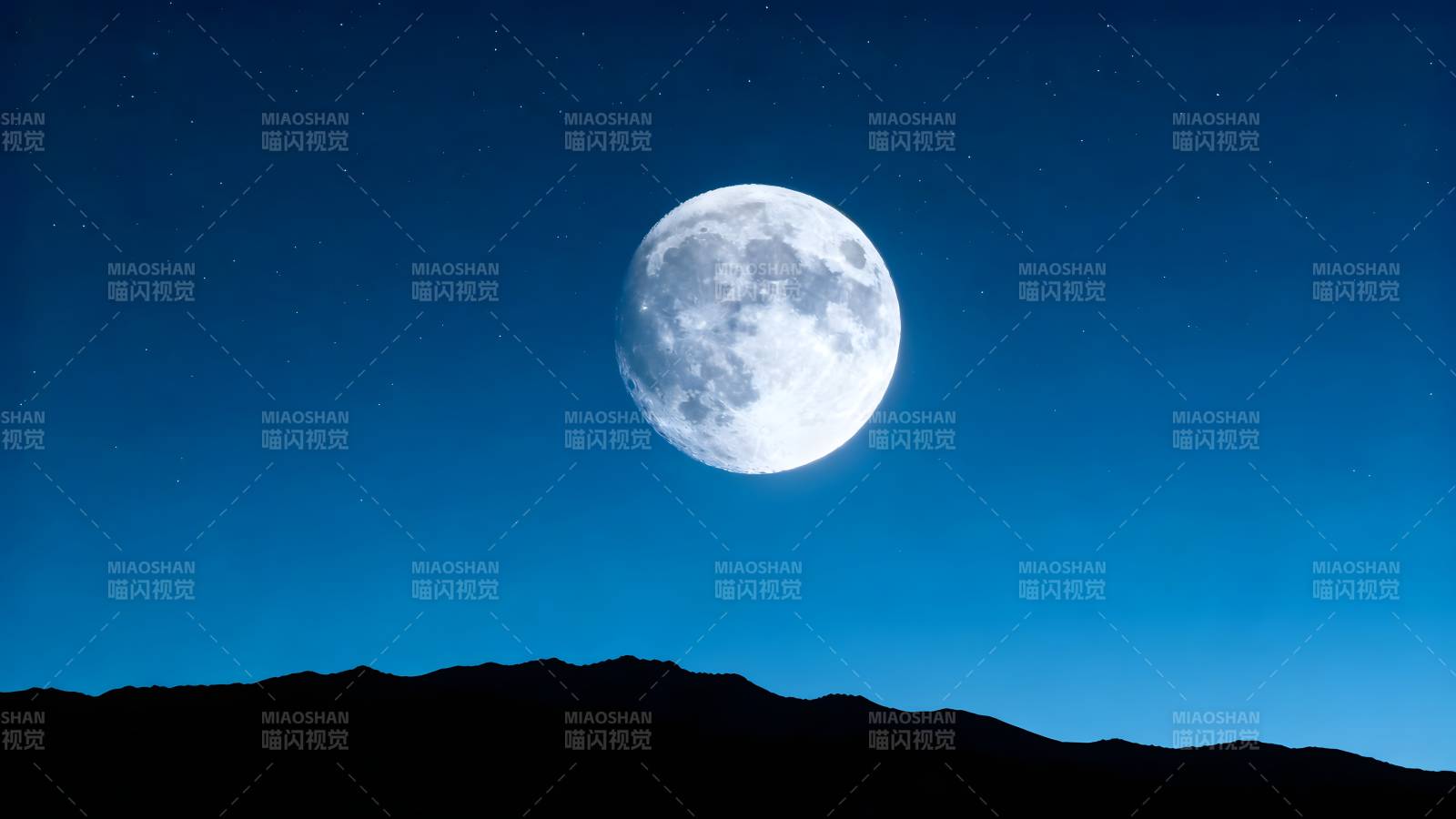 明月高悬夜空图片