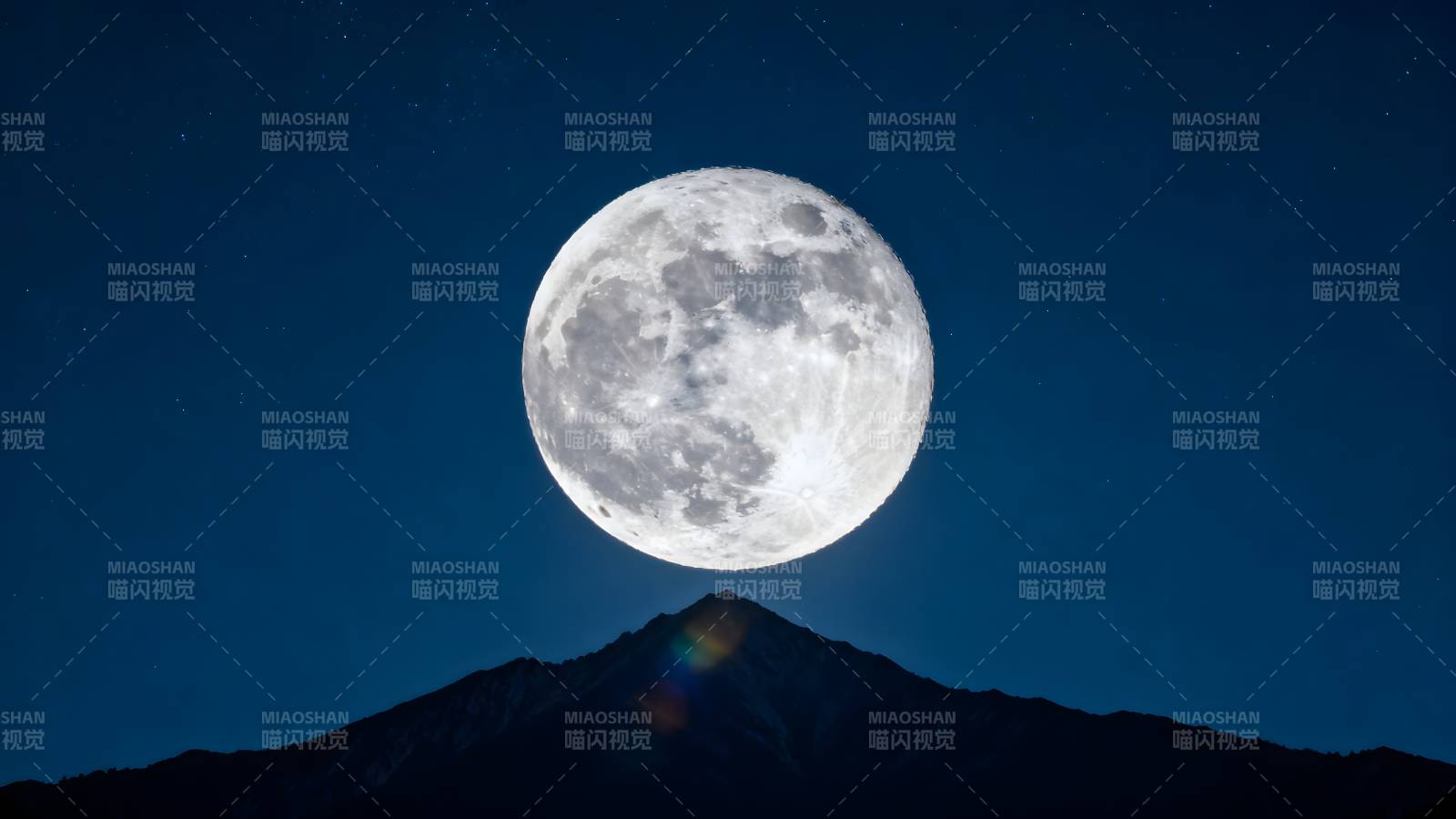 明月高悬山巅图片