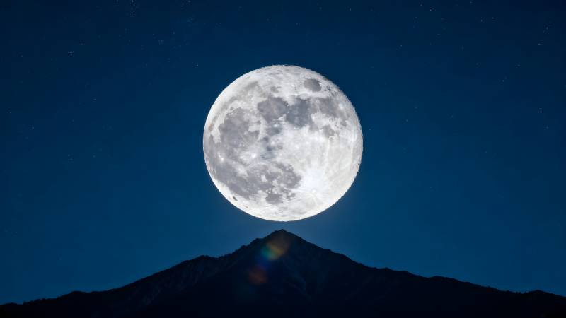 明月高悬山巅图片