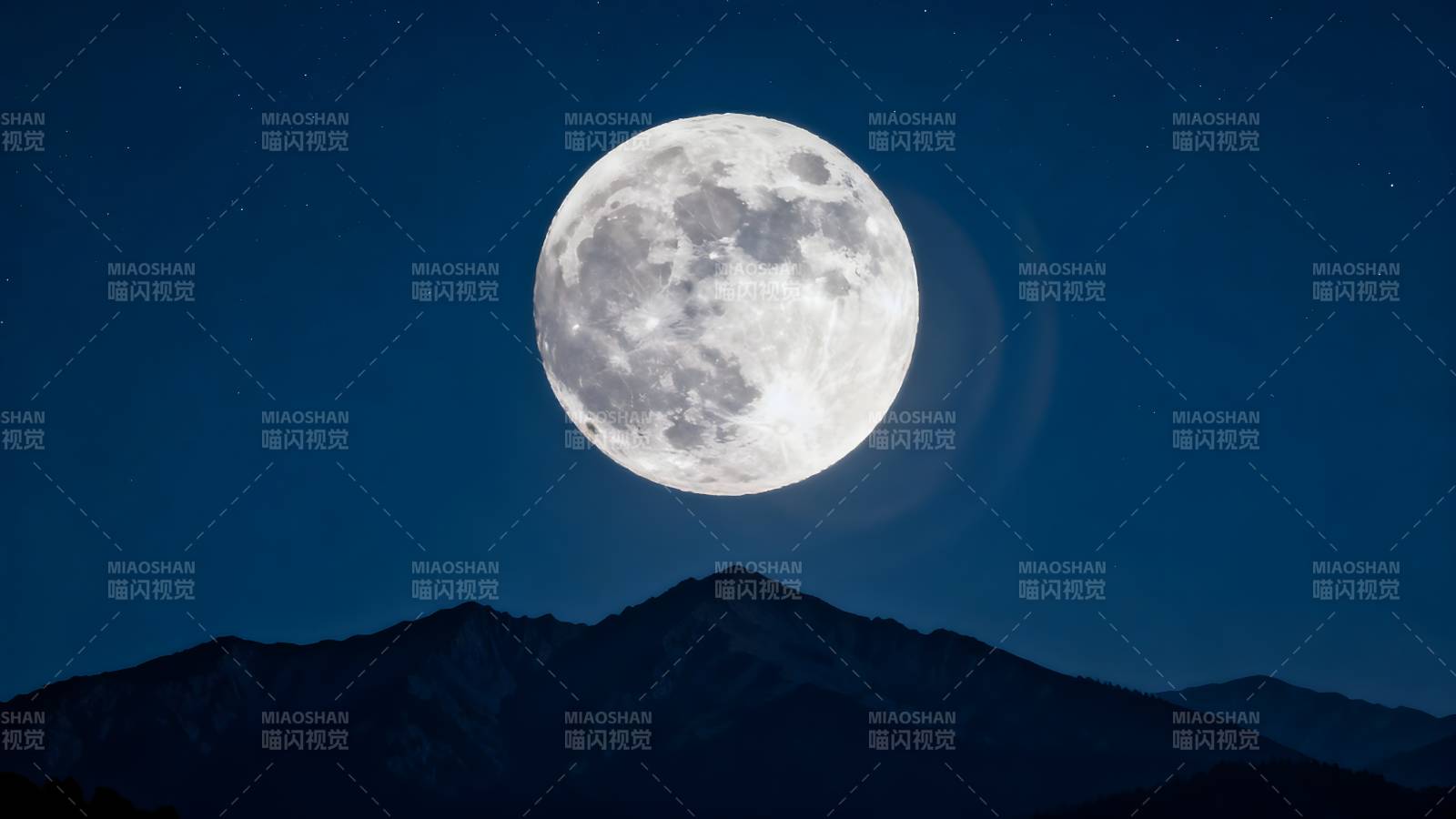 明月照山巅图片