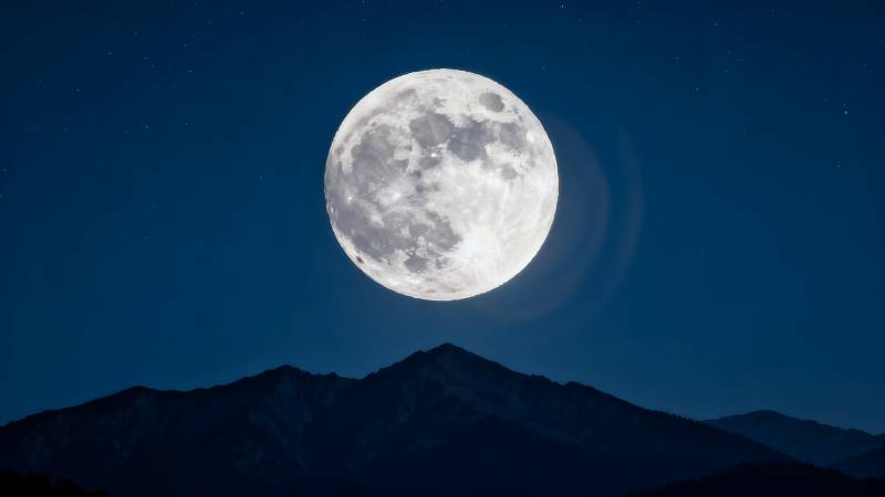 明月照山巅图片