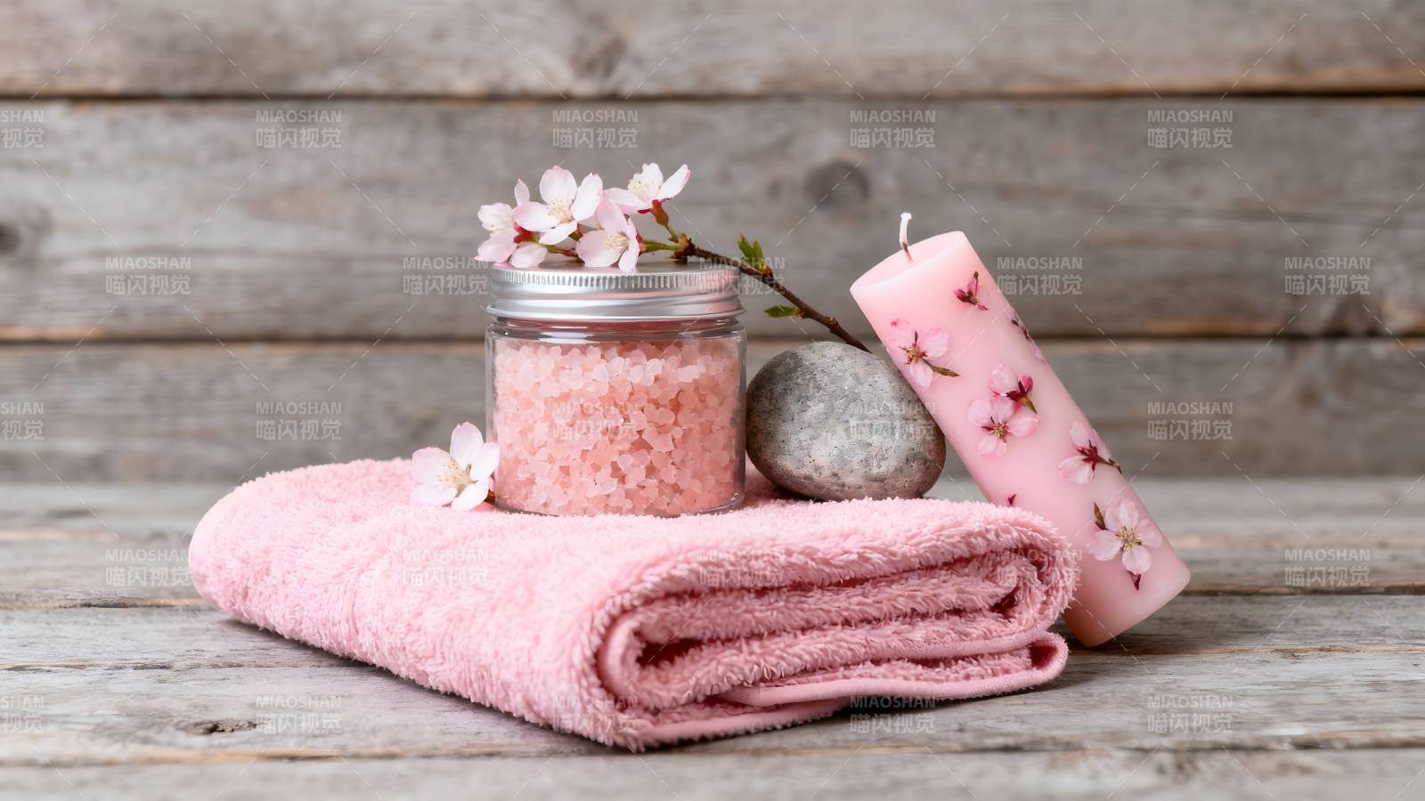 粉色浴巾与香薰蜡烛图片