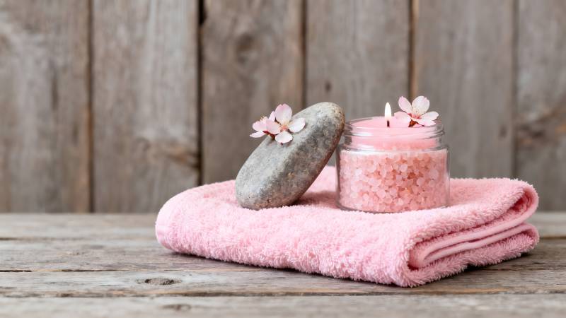 粉色毛巾与香薰石图片