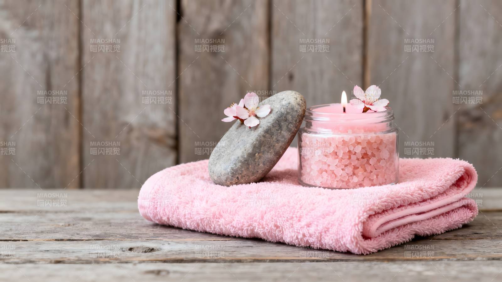 粉色毛巾与香薰石图片