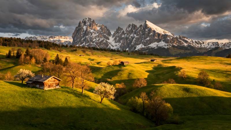 雪山下的田园风光图片