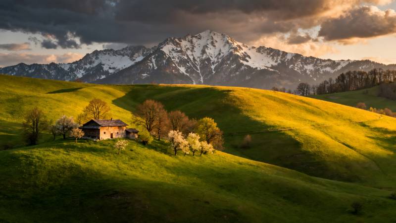 雪山下的田园风光图片