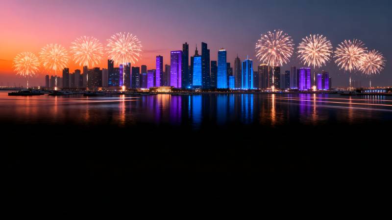 城市夜景烟花绽放图片