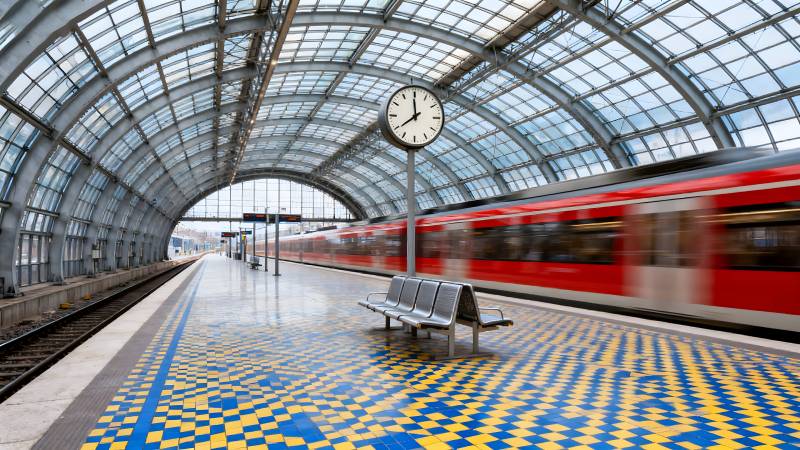 车站钟声 列车飞驰图片