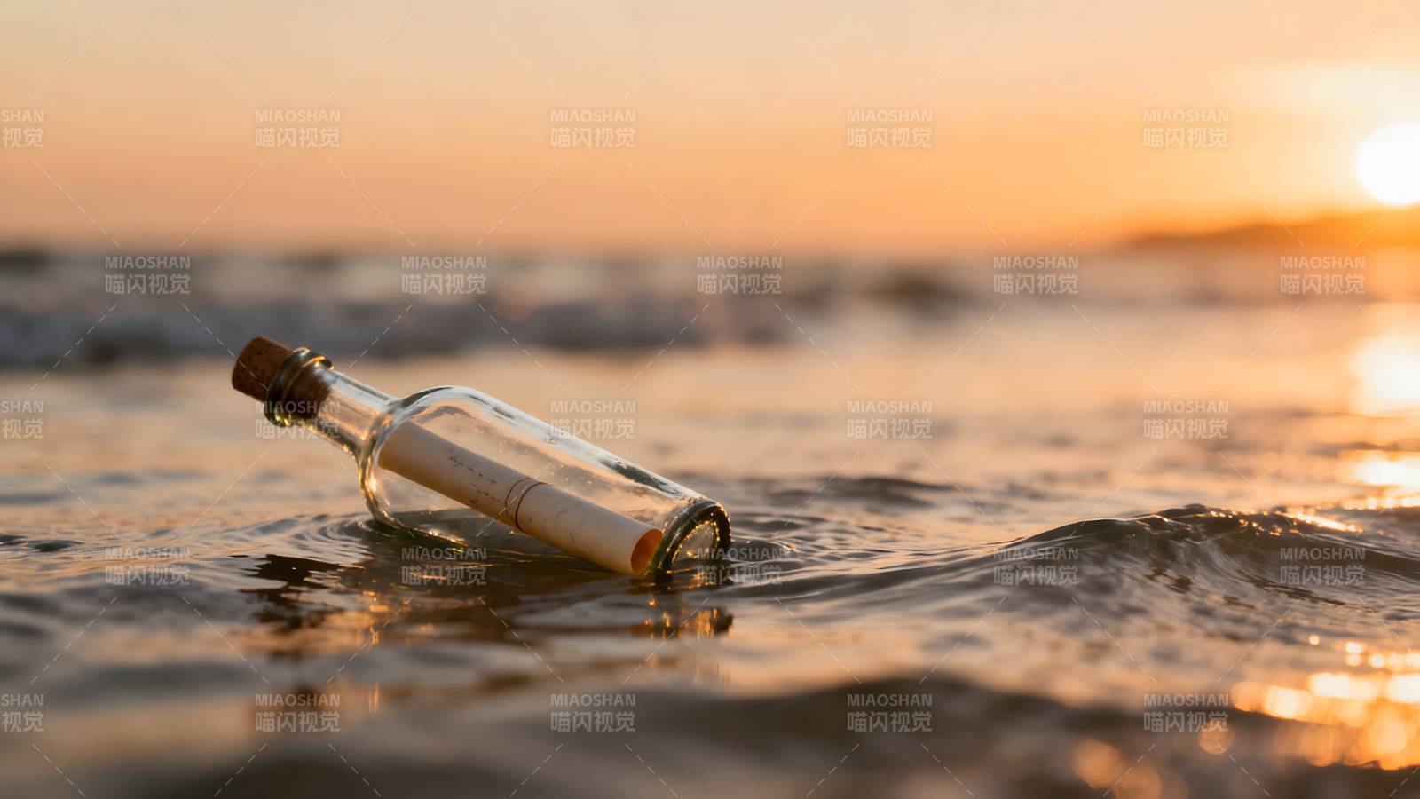 瓶中信漂泊海边图片