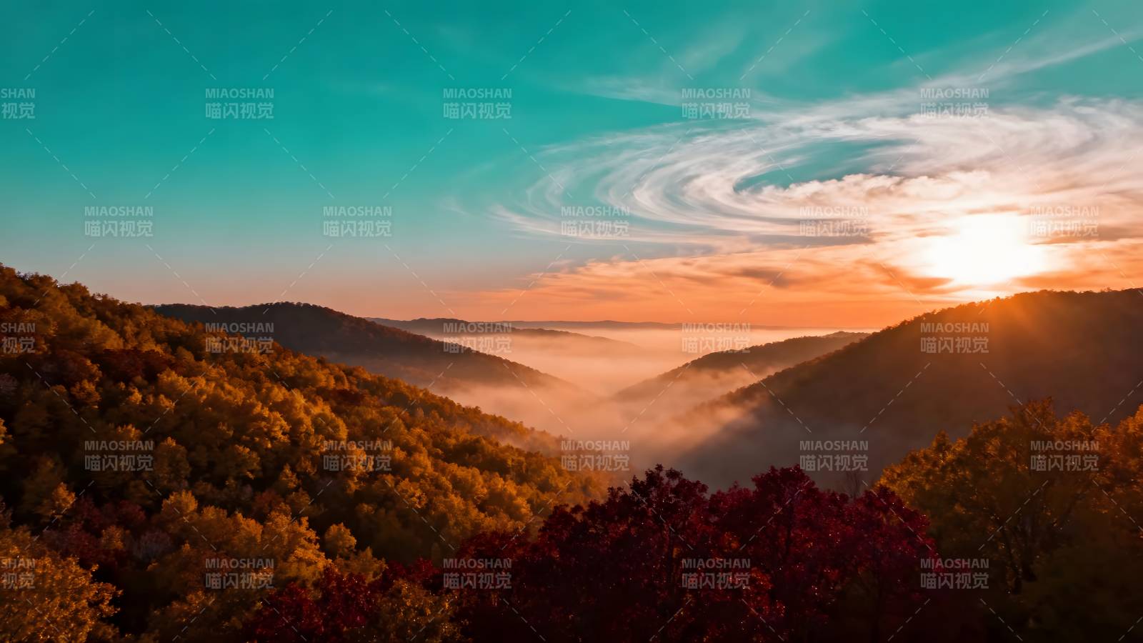 秋山晨雾日出图片